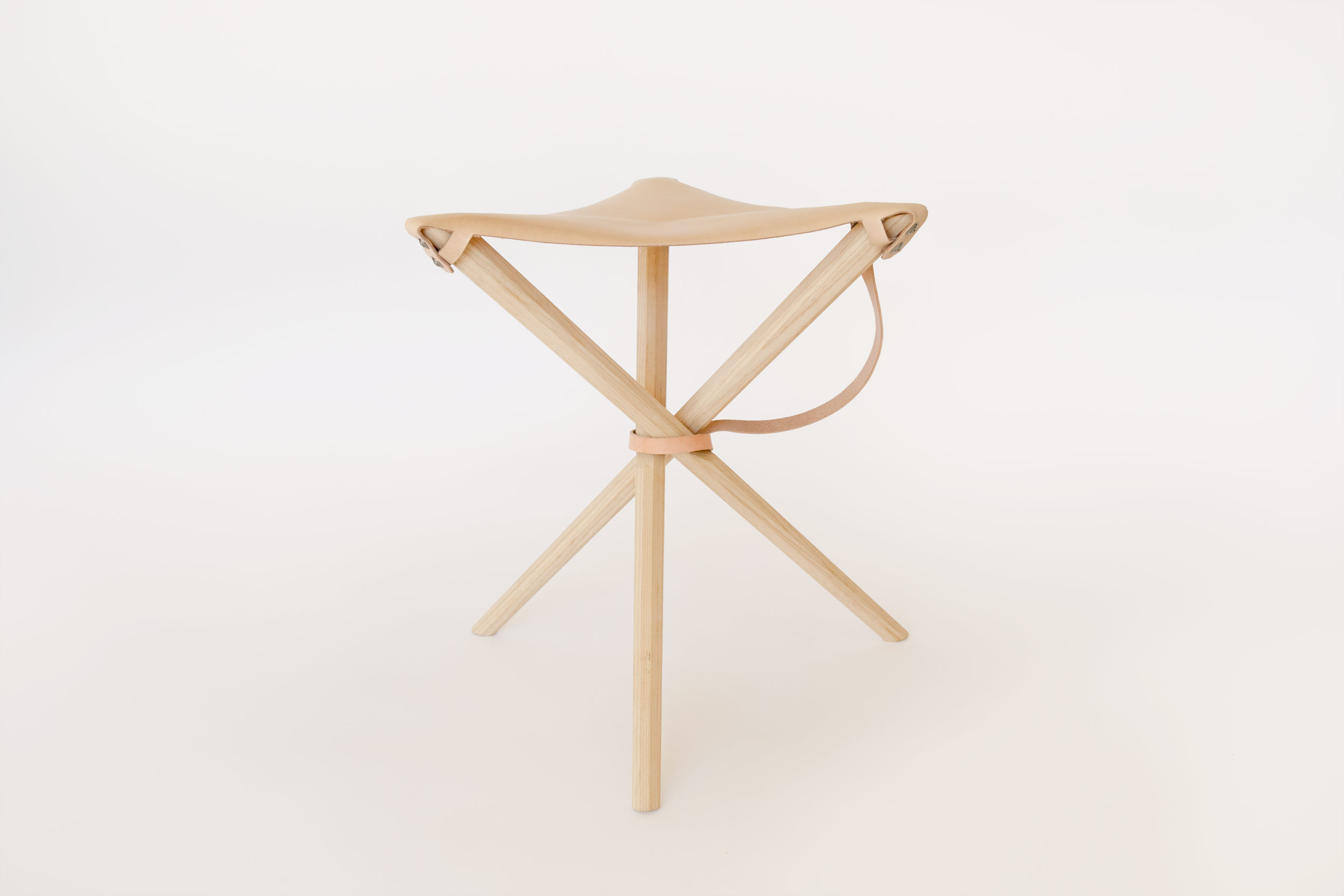 Coyote Stool in Veg Tan with Leash