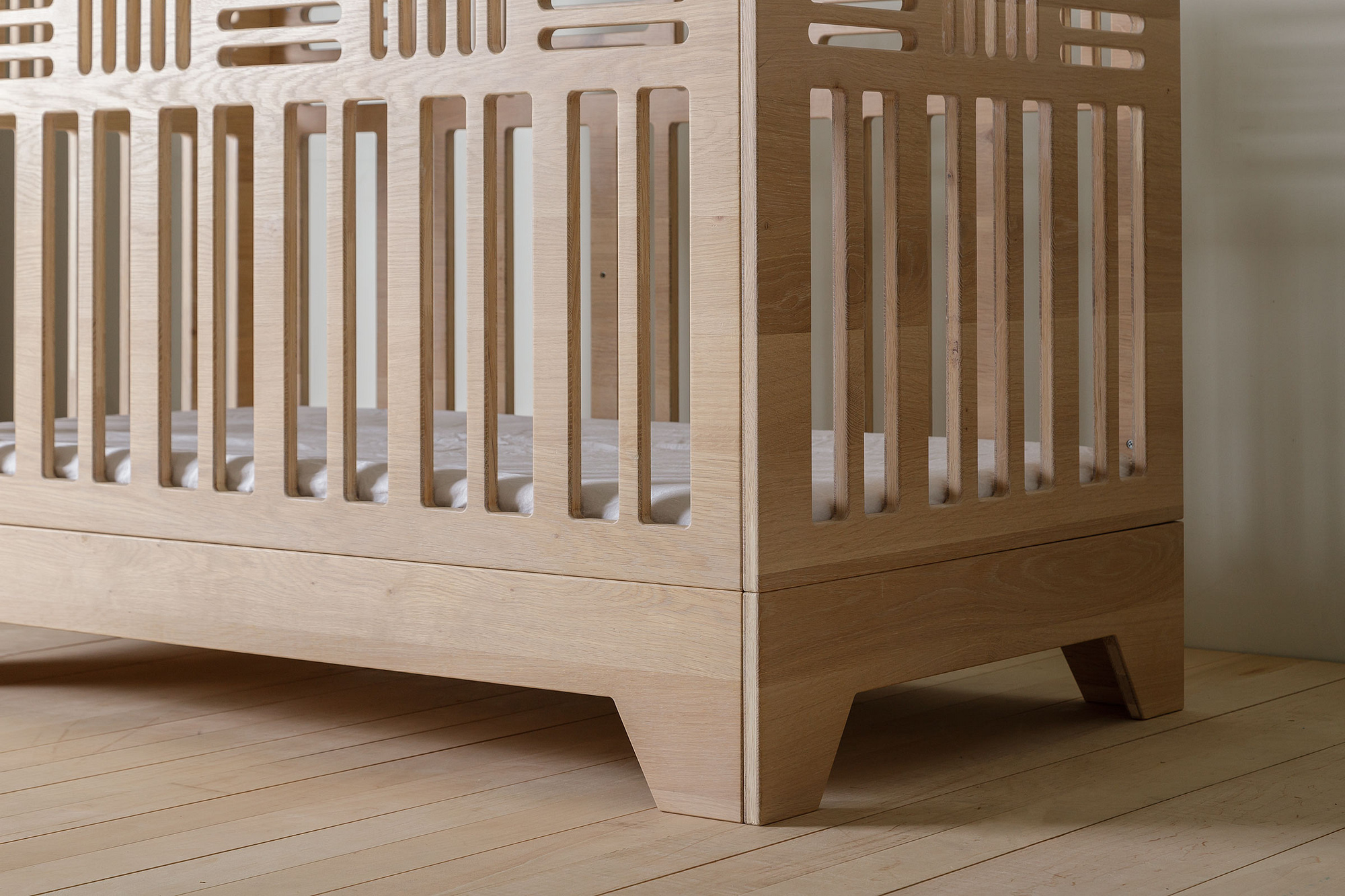 oak bassinet